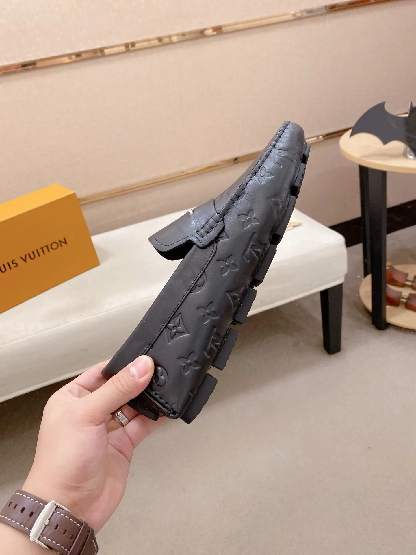 Factory price: 500💰High-end quality! LV 🆕🆕Exclusive hot-selling products in stock🔥🔥New products on the shelves, high-quality Ferragamo men's pea shoes, high-end casual driving shoes, with complete packaging! 💪 💪 Material: imported first-layer cowhide 🐂 + imported high-quality buffalo leather lining + wear-resistant outsole 👍🏻👍🏻 Features: high-end and comfortable, purely handmade 🚀 🚀 Create the perfect shoes that suit you best 🔥 🔥 Size: (38-44) 45 standard size can be customized!